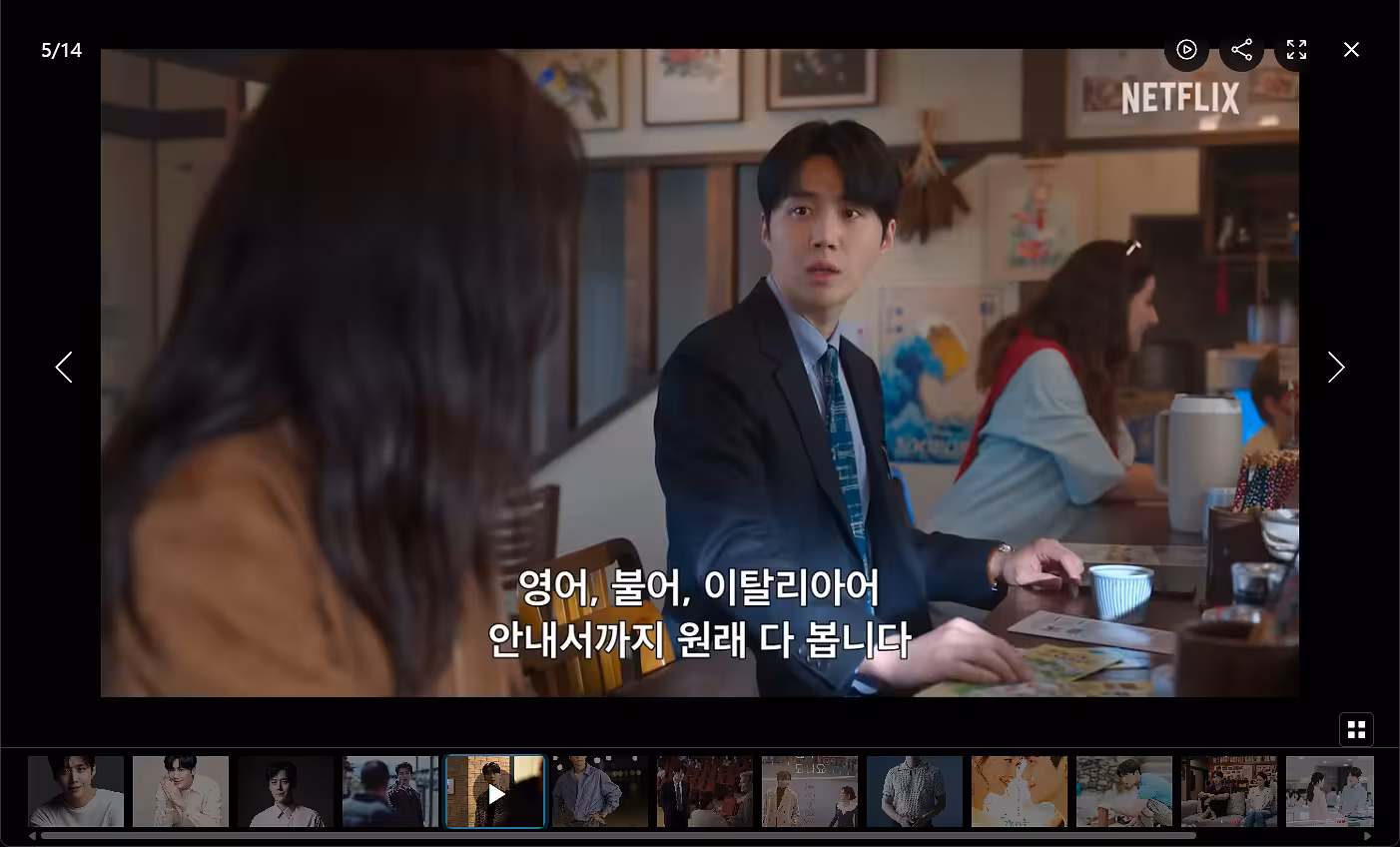 추천: 프로필 이미지 위에 재생 버튼 오버레이가 표시된 스크린샷. 300×200px